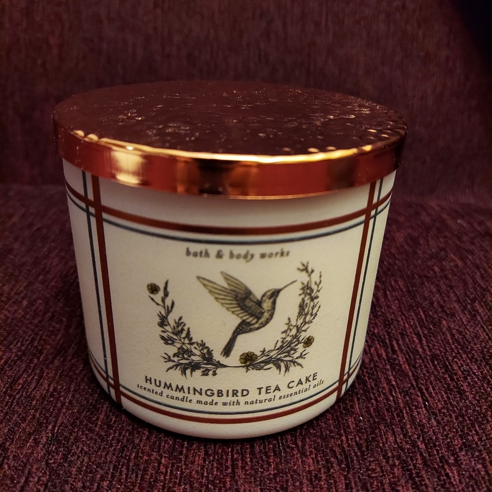 Hummingbird tea cake candle by bath and body works